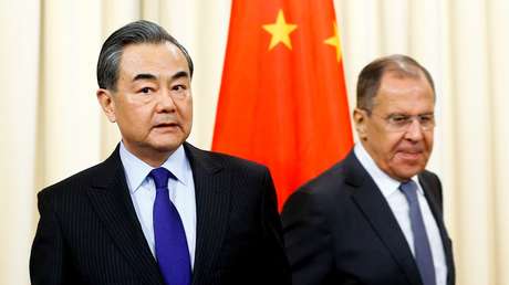 Lavrov y Wang Yi señalan que la crisis en Ucrania fue causada por el rechazo de Kiev de cumplir los acuerdos de Minsk, que fue fomentado por Occidente