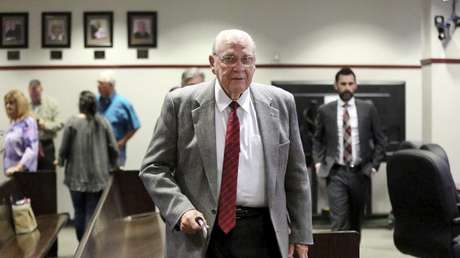 Tras ocho años de juicio, un expolicía de EE.UU. es declarado inocente de matar a un hombre que usaba el móvil en el cine