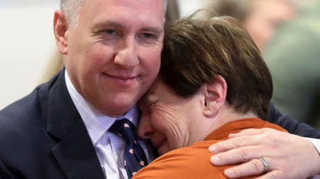 Absuelven a 2 personas acusadas de abusar sexualmente de niños a principios de la década de 1990 al descubrirse que las acusaciones eran falsas