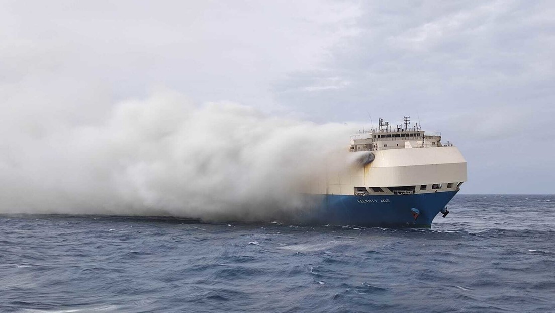 Un buque de carga que transportaba automóviles de lujo (incluidos Porsches y Bentleys) se hunde en el océano Atlántico