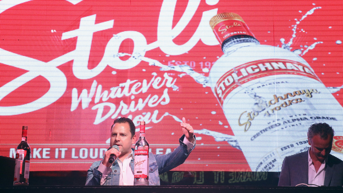 La productora de vodka Stolichnaya cambia su marca para alejarse de Rusia y de las sanciones occidentales