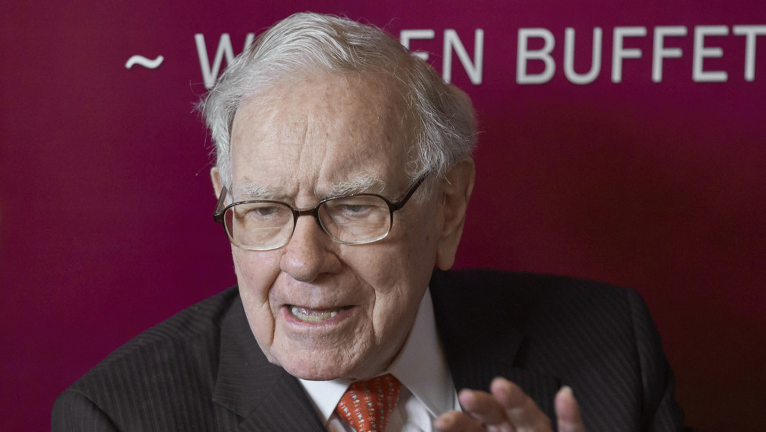 Warren Buffett apuesta por invertir en ferrocarriles, pero no convence a todos: "es una mala idea"
