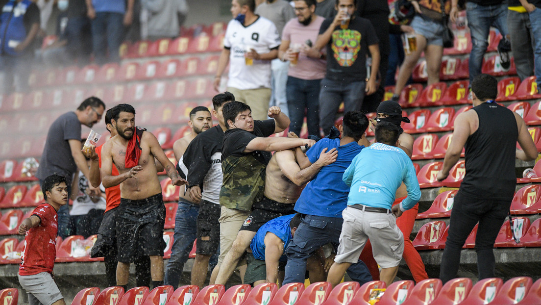 Lo que se sabe sobre la batalla campal entre las barras de dos equipos de fútbol en México que dejó decenas de heridos