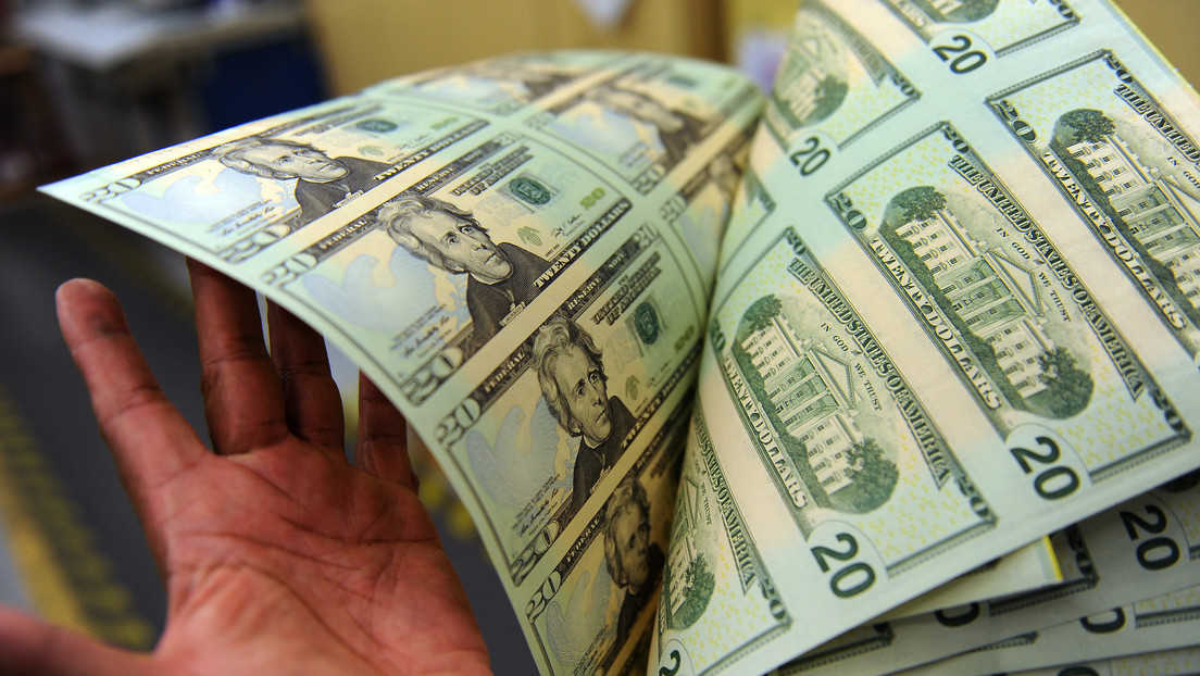 Biden prohíbe las exportaciones o ventas de billetes de dólar estadounidense a Rusia