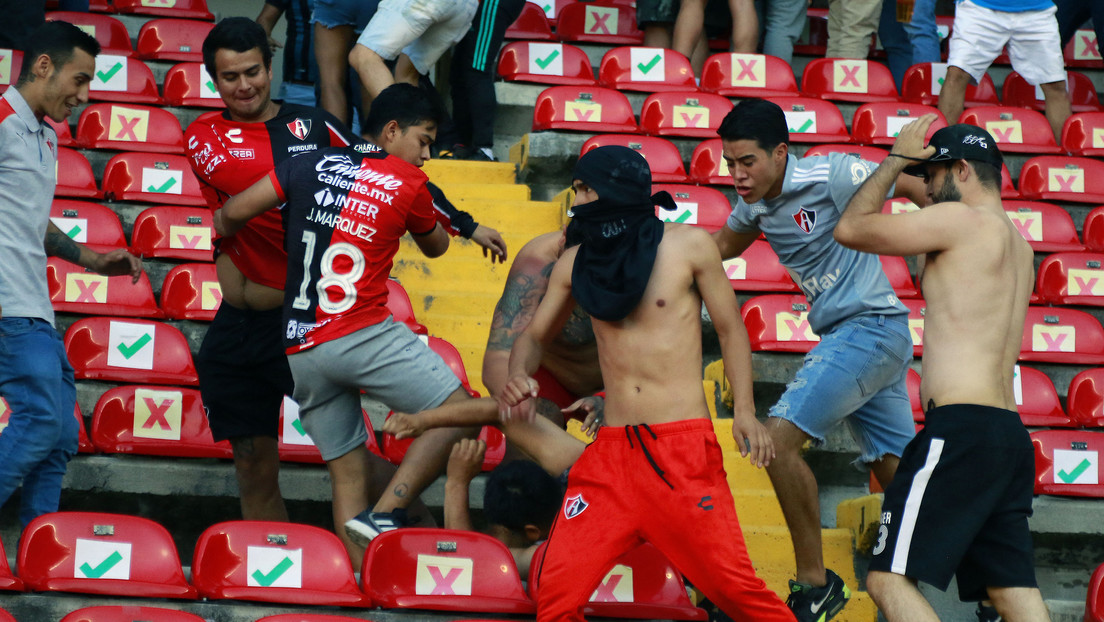 Medidas de ayer para la violencia de hoy: El fútbol regresa a los estadios en México con tarjeta roja a las barras en las gradas