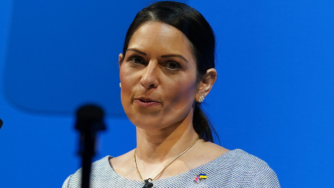 Los británicos no tienen miedo de acoger a nacionalistas ucranianos, le asegura ministra del Interior del Reino Unido a dos bromistas rusos
