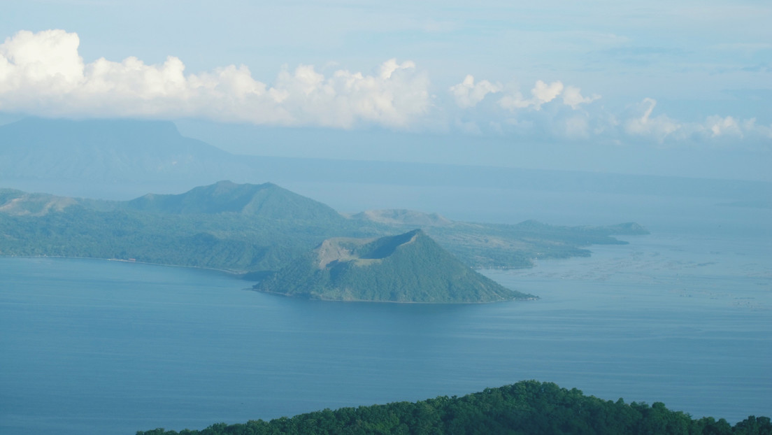 Erupción de un volcán en Filipinas provoca una evacuación masiva por temor a posibles "tsunami volcánico" y "corrientes de densidad piroclástica"