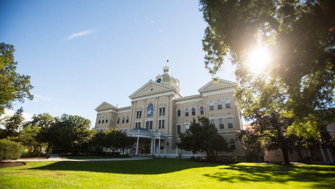 Una universidad de EE.UU. lanza una maestría en 'estudios de la felicidad' a un costo de 17.700 dólares