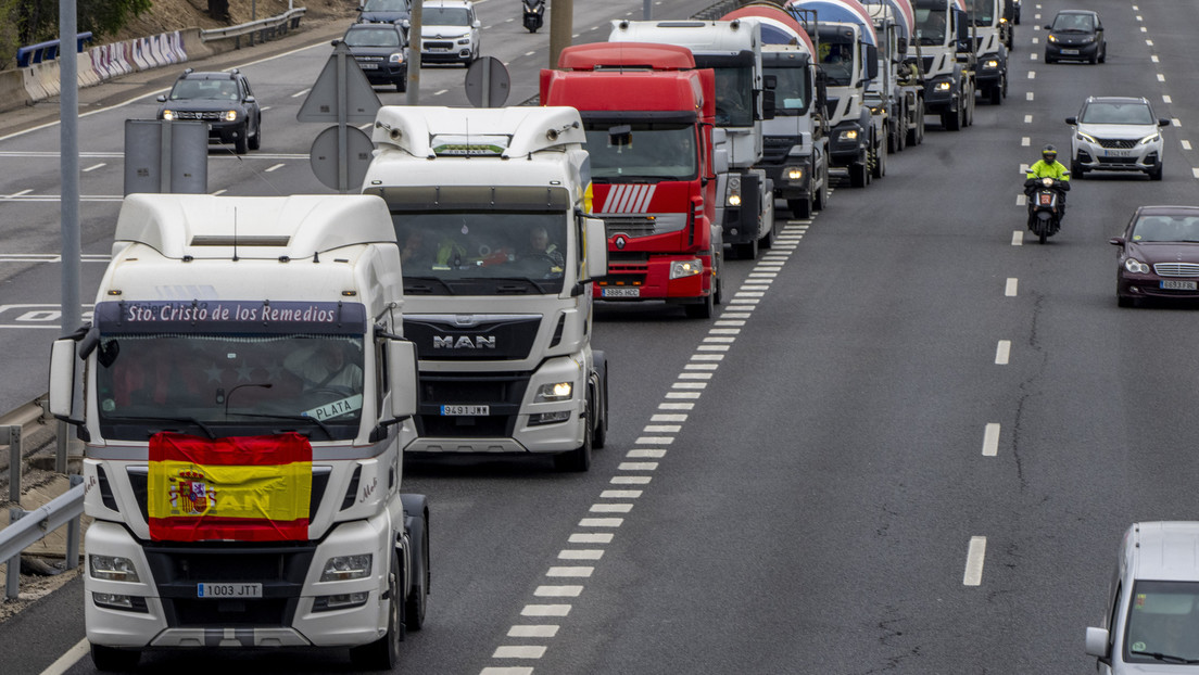 El sector de camioneros convocante de las protestas en España mantiene su pulso al Gobierno y continúa con los paros
