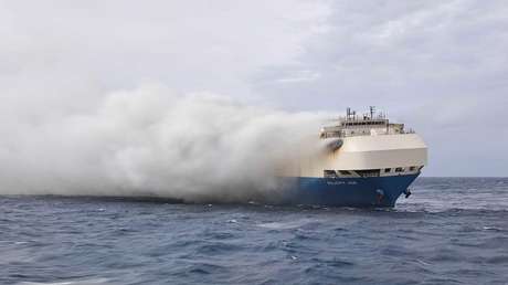 Un buque de carga que transportaba automóviles de lujo (incluidos Porsches y Bentleys) se hunde en el océano Atlántico