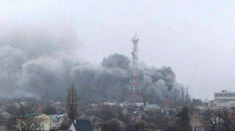 VIDEO: Una torre de televisión queda envuelta en la ciudad de Lisichansk