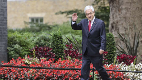 Una mujer lanza agua a Piñera durante un acto conmemorativo por la pandemia de covid-19 en Chile (y su abuelo es quien se disculpa)