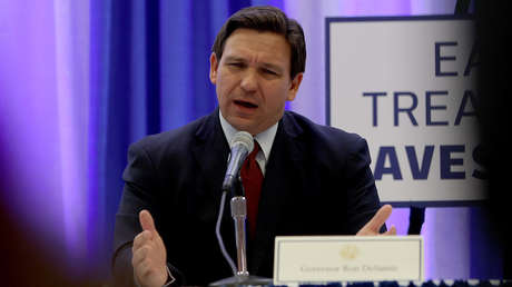 "Esto es ridículo": el gobernador de Florida regaña a unos adolescentes por usar mascarillas durante un evento (VIDEO)