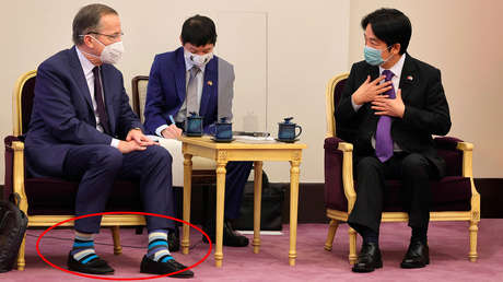 Un miembro de la delegación de EE.UU. recibe críticas en Taiwán por llevar unos calcetines inapropiados durante su visita oficial a la isla