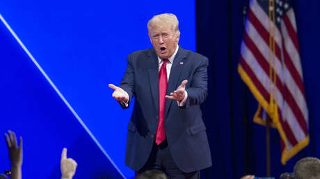 Trump bromea con "bombardear a Rusia" con aviones de combate portando banderas chinas falsas