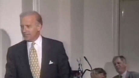 Si algo podría provocar "una respuesta fuerte y hostil" de Rusia sería la expansión de la OTAN hacia el este, dice Biden en este video del 1997