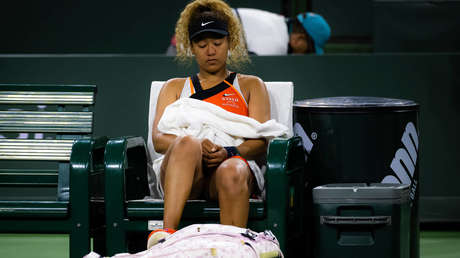 La tenista japonesa Naomi Osaka rompe en llanto durante su partido en Indian Wells tras ser insultada por una aficionada
