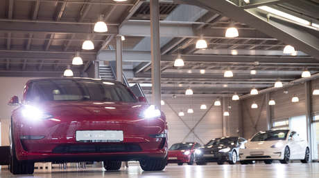 Convierten un Tesla Model 3 en un vehículo diésel con transmisión manual