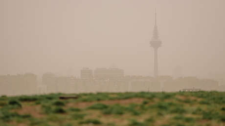 Una capa de arena y barro proveniente del Sáhara cubre España y tiñe sus cielos de naranja