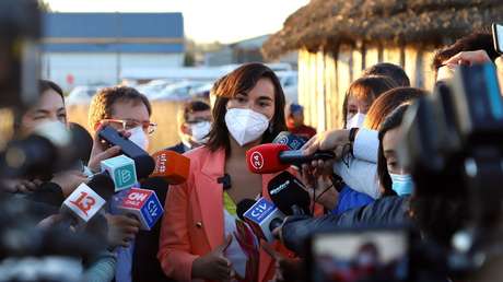 VIDEO: Desconocidos realizan disparos al aire y dejan un auto en llamas durante visita de la ministra del Interior de Chile a La Araucanía