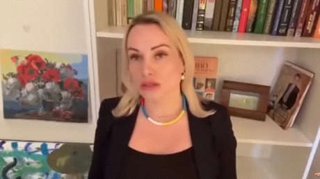 Multan con 273 dólares a la redactora que apareció con una pancarta antibélica en un noticiero en vivo del principal canal ruso