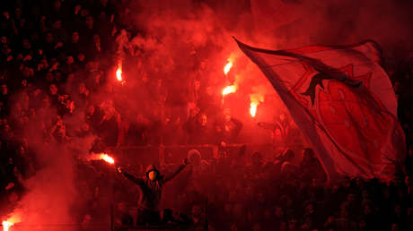 Hinchas del club serbio Estrella Roja de Belgrado cuelgan una pancarta en la que enumeran ataques de EE.UU. a otros países (FOTO)