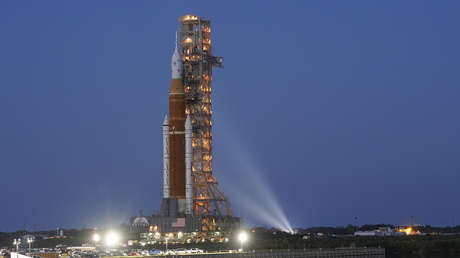 La NASA desplaza su gigantesco cohete lunar SLS hacia la plataforma de lanzamiento para sus pruebas finales