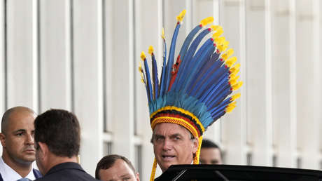 Bolsonaro recibe la medalla al "mérito indigenista" a pesar de las fuertes críticas