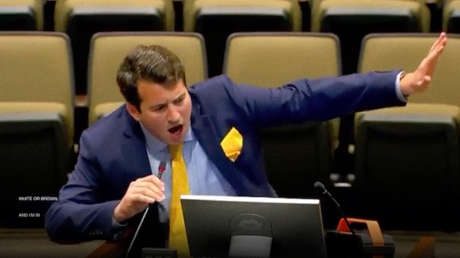 VIDEO: Un hombre sorprende al concejo municipal de una ciudad de Texas con su rap sobre matar a Putin y "volverse loco por Ucrania"