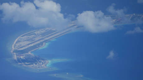 China reafirma su derecho a colocar "las defensas necesarias en su territorio" de las islas artificiales en el mar de la China Meridional