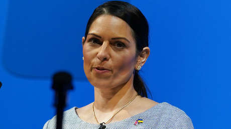 Los británicos no tienen miedo de acoger a nacionalistas ucranianos, le asegura ministra del Interior del Reino Unido a dos bromistas rusos
