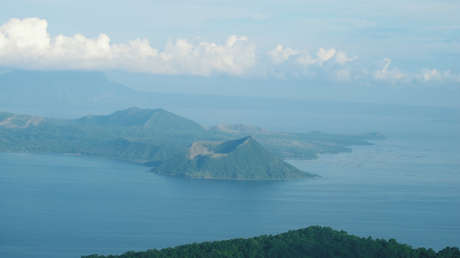 Erupción de un volcán en Filipinas provoca una evacuación masiva por temor a posibles "tsunami volcánico" y "corrientes de densidad piroclástica"