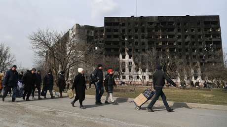 "Ni un solo militar ucraniano fue a sacarnos de los sótanos": civiles de Mariúpol huyen a un albergue de refugiados y denuncian las acciones de Kiev