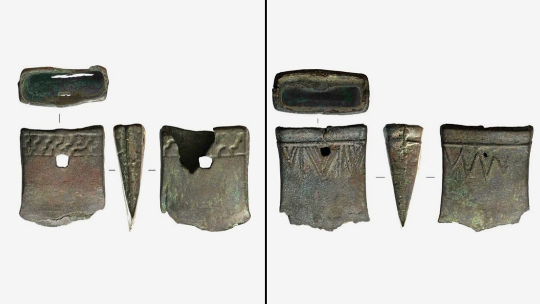 Un hombre halla accidentalmente dos antiguas hachas de cobre puro en la costa del lago siberiano Baikal