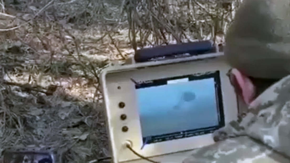 VIDEO: Militares ucranianos atacan con un misil antitanque un vehículo con el toldo blanco y una cruz