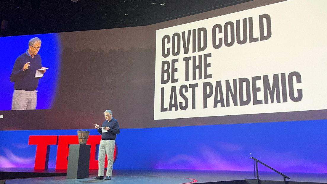 Bill Gates tilda de "gente loca" a los antivacunas que protestaron cerca del edificio donde daba una conferencia