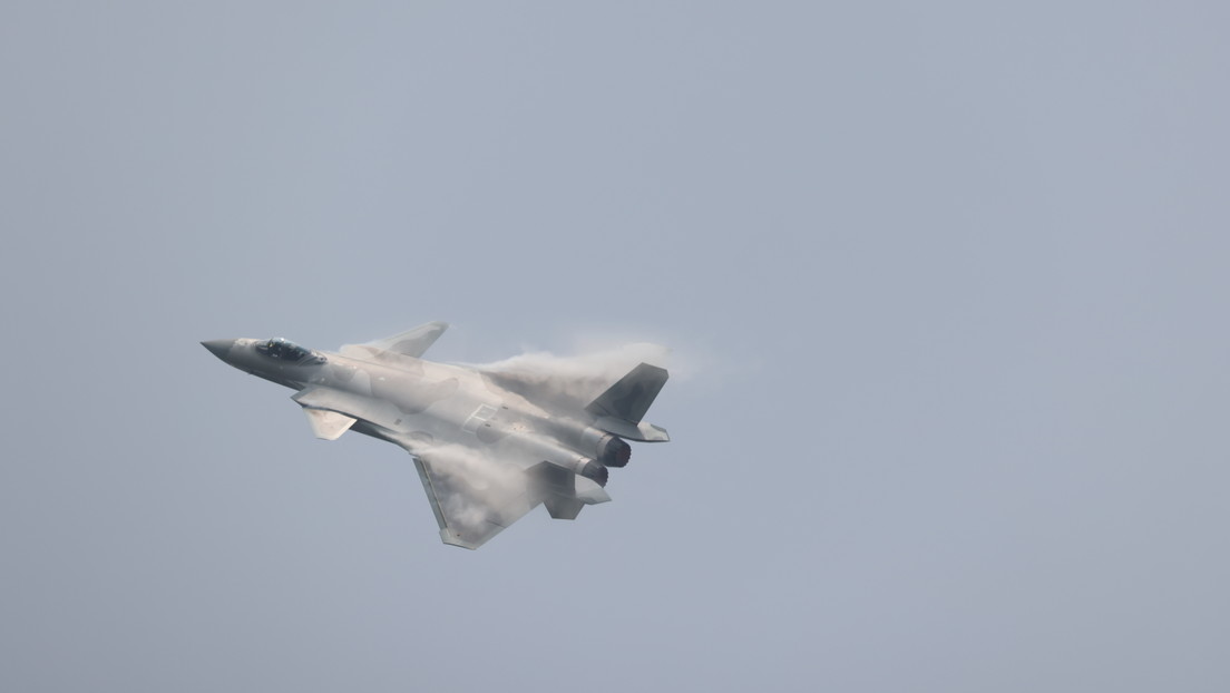 El caza chino más potente, el J-20, inicia tareas de vigilancia en los mares de China Meridional y Oriental