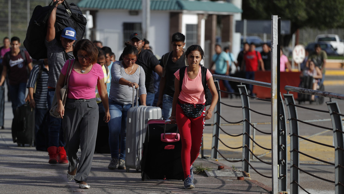 El gobernador de Texas cumple su amenaza, anuncia que el primer autobús con migrantes llegó a Washington y le envía un mensaje a Biden