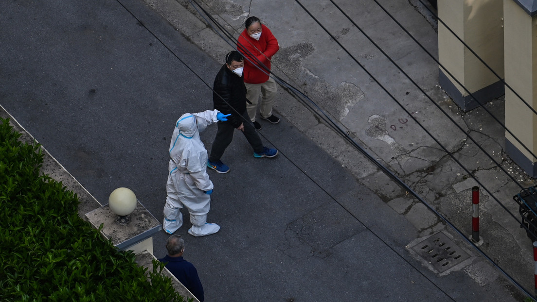 Choques entre residentes y la Policía en Shanghái, mientras la ciudad sigue bajo el severo confinamiento anticovid (VIDEOS)
