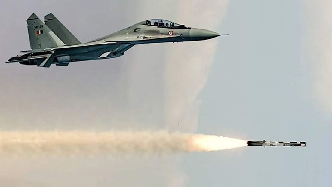 India prueba con éxito el misil de crucero supersónico BrahMos desde un avión de combate Sujói y  un buque de guerra (VIDEO)