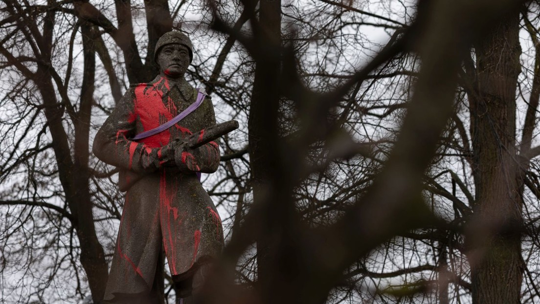 Polonia desmantela un monumento a los soldados soviéticos que liberaron al país de los nazis (VIDEO)