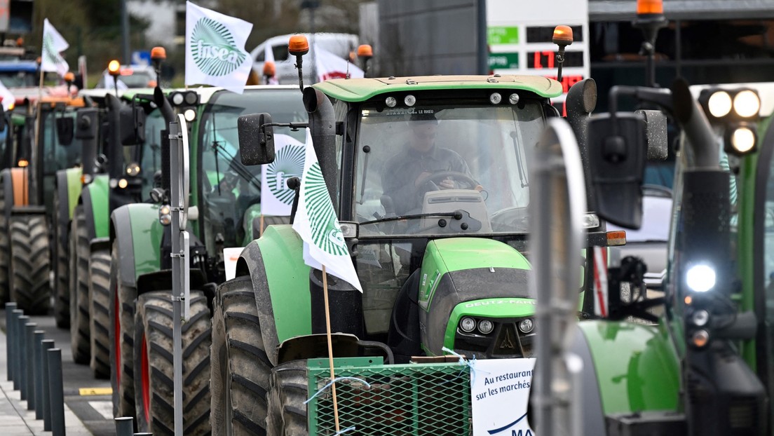 Estiércol y neumáticos quemados: centenares de granjeros protestan por el aumento del costo de producción de alimentos en Francia (VIDEOS)