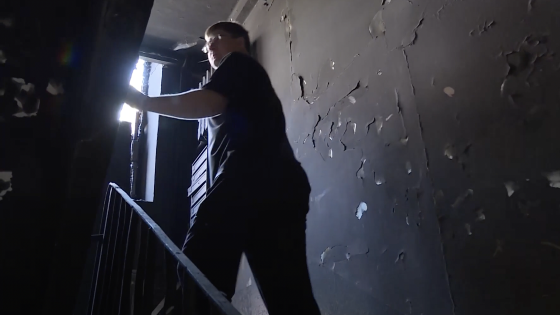 "La gente de Azov derribaba las puertas, lo quemaron todo": Un residente de Mariúpol muestra lo que quedó de su apartamento