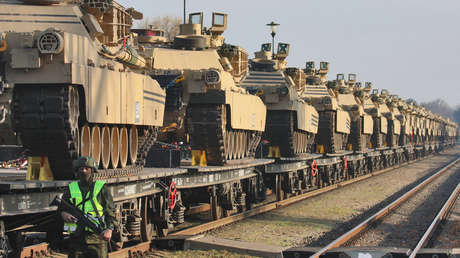VIDEO: Activistas lanzan pintura roja a vehículos blindados de la OTAN en Grecia