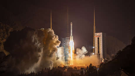 VIDEO: Lo que podría ser la tercera etapa de un cohete chino cae envuelta en llamas en el cielo nocturno de la India