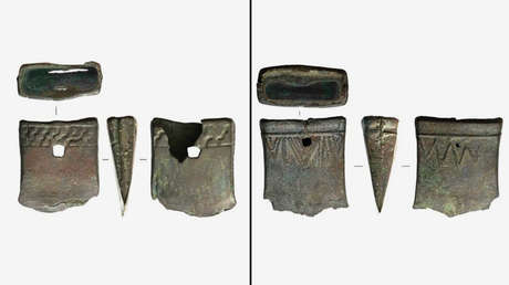 Un hombre halla accidentalmente dos antiguas hachas de cobre puro en la costa del lago siberiano Baikal