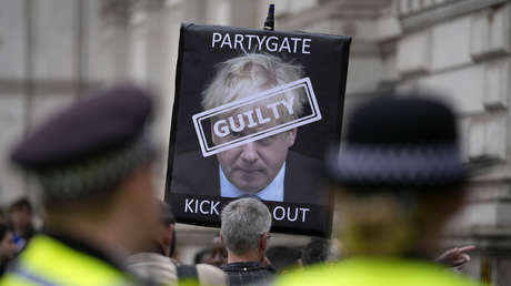 La mayoría de los británicos considera que Boris Johnson debe renunciar tras haber sido multado por participar de una fiesta en plena cuarentena