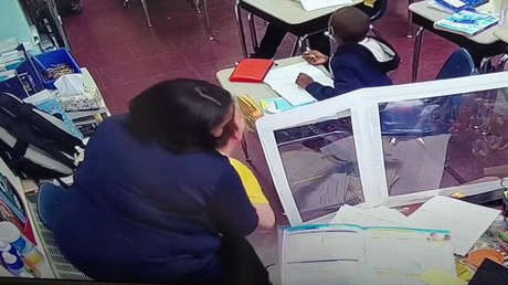 VIDEO: Una maestra salva a un niño que casi se asfixia al tragarse por accidente el tapón de una botella de agua