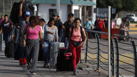 El gobernador de Texas cumple su amenaza, anuncia que el primer autobús con migrantes llegó a Washington y le envía un mensaje a Biden