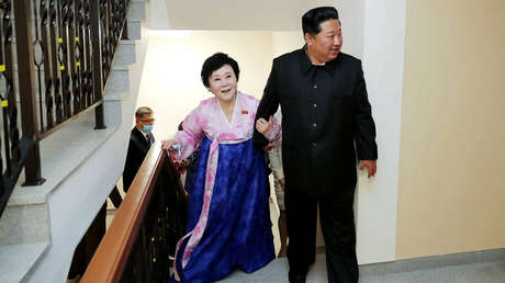 FOTO: Kim Jong-un regala un apartamento de lujo a la presentadora más veterana de la televisión